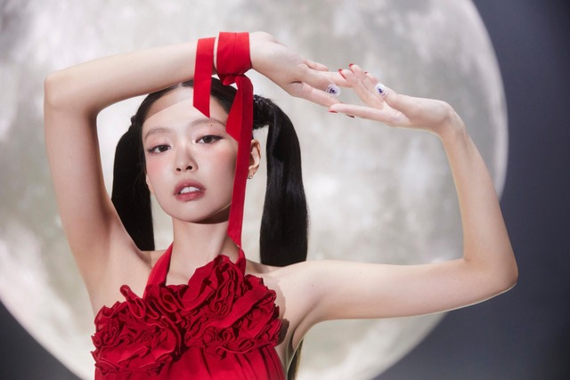 Jennie công khai “trấn lột” đàn em Yeonjun (TXT) ngay trên sóng truyền hình, biểu cảm chị đại dậy sóng mạng xã hội- Ảnh 4.