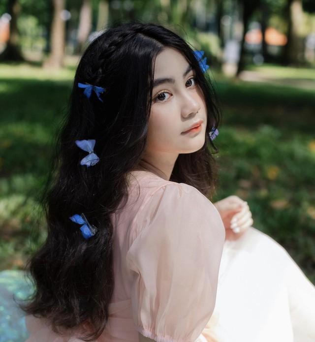 Cùng bố Quyền Linh dạo quanh phố phường Hà Nội, chị em Hạt Dẻ - Lọ Lem chiếm sóng vì 1 đặc điểm- Ảnh 11.
