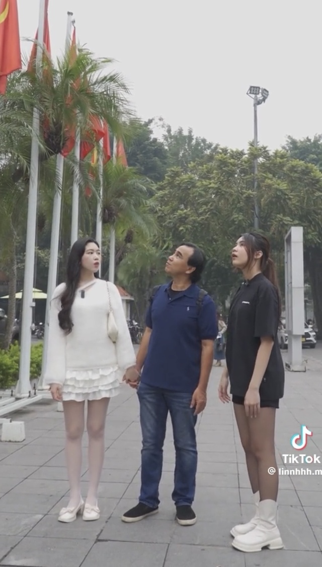 Cùng bố Quyền Linh dạo quanh phố phường Hà Nội, chị em Hạt Dẻ - Lọ Lem chiếm sóng vì 1 đặc điểm- Ảnh 2.