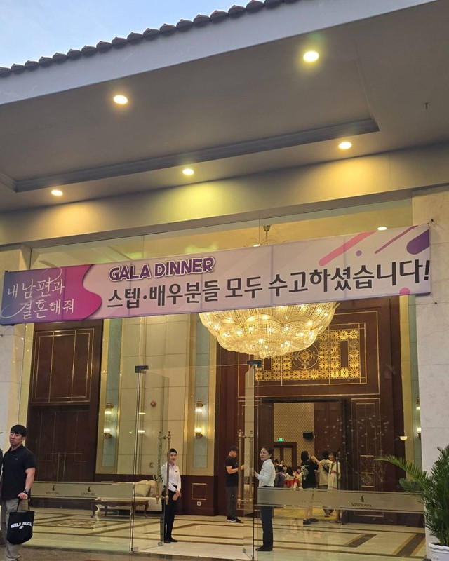 "Chồng tồi" Lee Yi Kyung xả ảnh ở Nha Trang, hot nhất khoảnh khắc 1 mình cõng cả Park Min Young - Na In Woo- Ảnh 6.