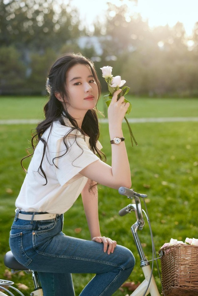"Chị đẹp" Lưu Diệc Phi mê một kiểu quần: Sang chân, nịnh dáng, phối cùng item nào cũng "over hợp"- Ảnh 3.