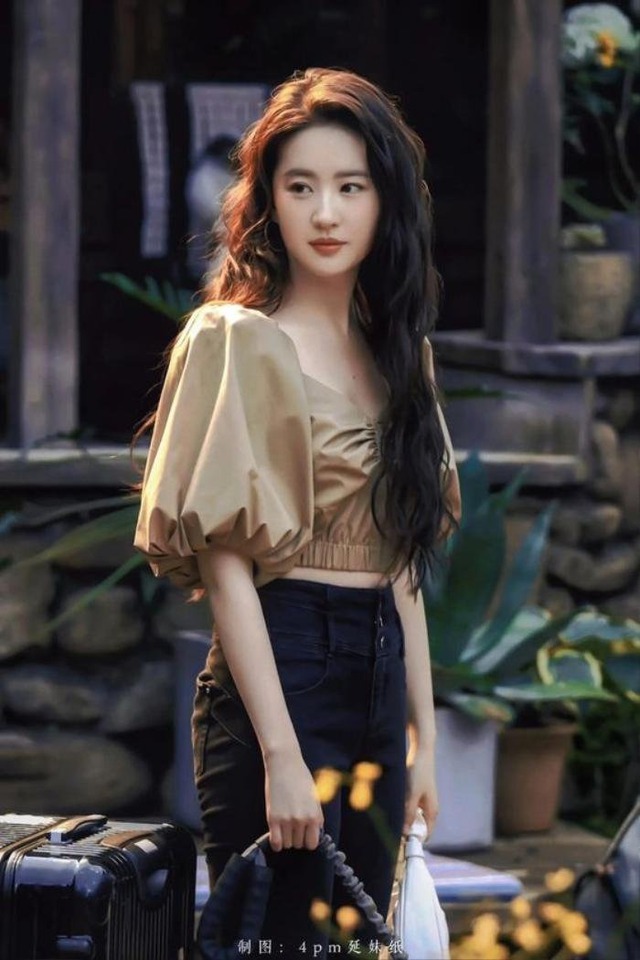 "Chị đẹp" Lưu Diệc Phi mê một kiểu quần: Sang chân, nịnh dáng, phối cùng item nào cũng "over hợp"- Ảnh 1.