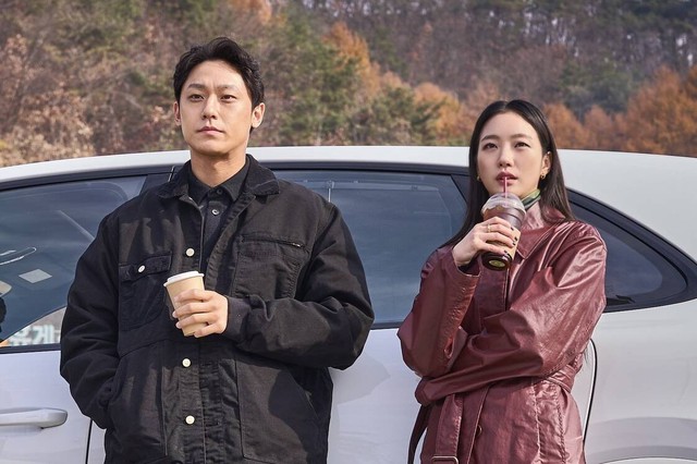 Thời đi học của 2 diễn viên trong bom tấn hot nhất: Nam thần từng trượt đại học, Go Eun như "tiên nữ học đường"- Ảnh 1.