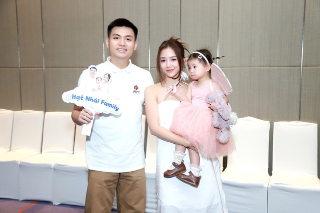 "Pam Yêu Ơi" - con gái Salim siêu đáng yêu trong họp báo, đời thực có giống trên clip triệu view?- Ảnh 1. "Pam Yêu Ơi" - con gái Salim siêu đáng yêu trong họp báo, đời thực có giống trên clip triệu view?- Ảnh 1.