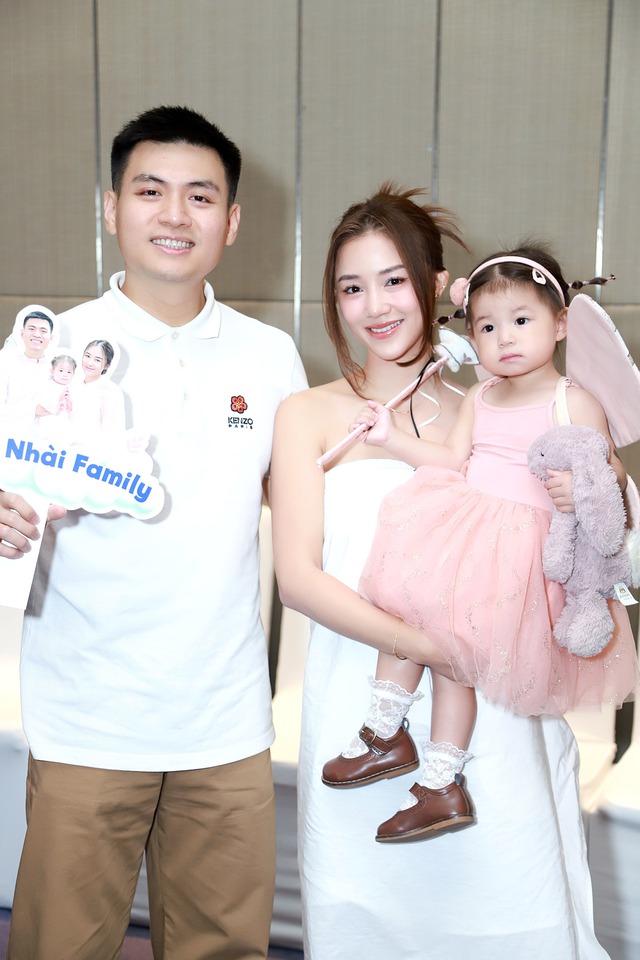 "Pam Yêu Ơi" - con gái Salim siêu đáng yêu trong họp báo, đời thực có giống trên clip triệu view?- Ảnh 2. "Pam Yêu Ơi" - con gái Salim siêu đáng yêu trong họp báo, đời thực có giống trên clip triệu view?- Ảnh 2.