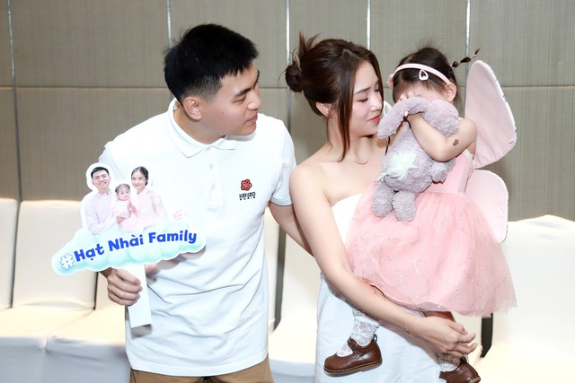 "Pam Yêu Ơi" - con gái Salim siêu đáng yêu trong họp báo, đời thực có giống trên clip triệu view?- Ảnh 3. "Pam Yêu Ơi" - con gái Salim siêu đáng yêu trong họp báo, đời thực có giống trên clip triệu view?- Ảnh 3.