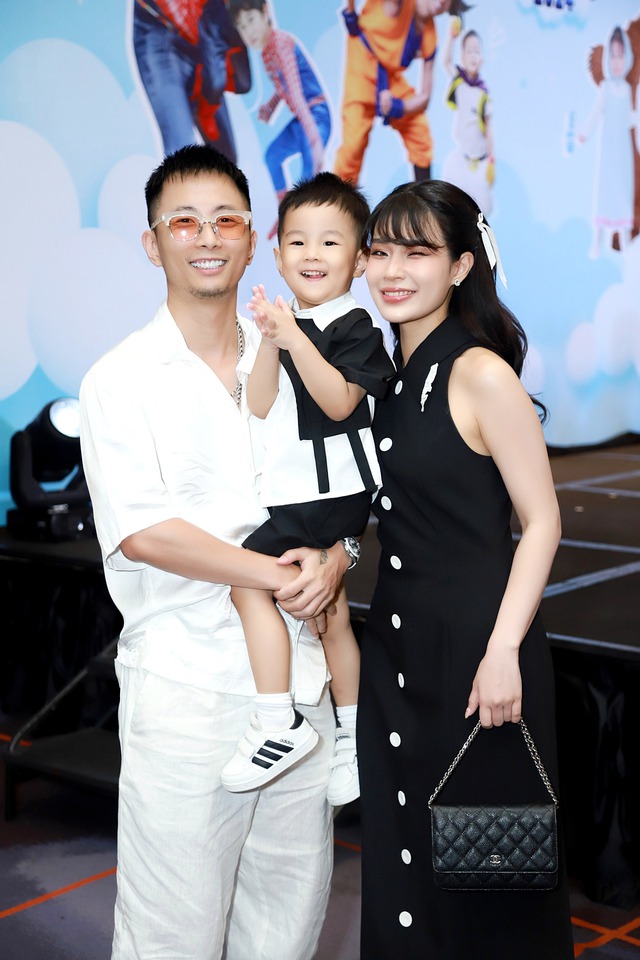 "Pam Yêu Ơi" - con gái Salim siêu đáng yêu trong họp báo, đời thực có giống trên clip triệu view?- Ảnh 7. "Pam Yêu Ơi" - con gái Salim siêu đáng yêu trong họp báo, đời thực có giống trên clip triệu view?- Ảnh 7.
