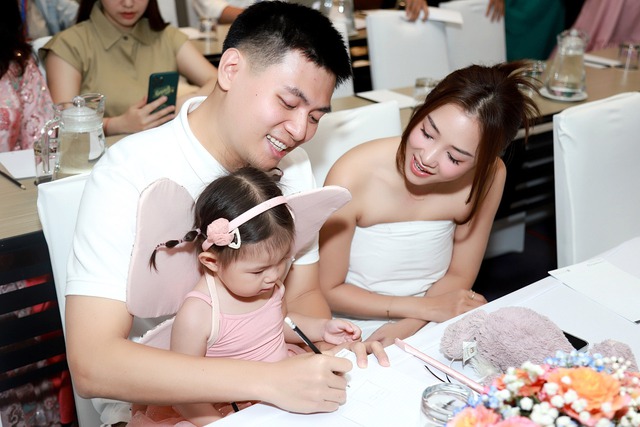 "Pam Yêu Ơi" - con gái Salim siêu đáng yêu trong họp báo, đời thực có giống trên clip triệu view?- Ảnh 4. "Pam Yêu Ơi" - con gái Salim siêu đáng yêu trong họp báo, đời thực có giống trên clip triệu view?- Ảnh 4.