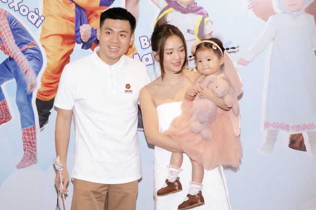Idol nhí "Pam iu ơi" e thẹn né ống kính, Trương Mỹ Nhân khoe visual rạng rỡ hậu sinh nở giữa sự kiện- Ảnh 3. Idol nhí "Pam iu ơi" e thẹn né ống kính, Trương Mỹ Nhân khoe visual rạng rỡ hậu sinh nở giữa sự kiện- Ảnh 3.
