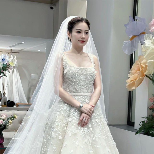 Hot mom Hằng Túi lên xe hoa lần 3, váy cưới "đụng hàng" Son Ye Jin?- Ảnh 1. Hot mom Hằng Túi lên xe hoa lần 3, váy cưới "đụng hàng" Son Ye Jin?- Ảnh 1.