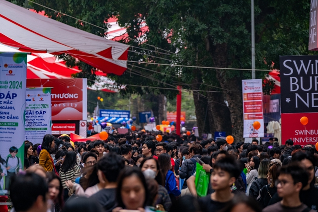 Học sinh dậy từ 6h tham gia ngày hội tư vấn tuyển sinh 2024 tại Bách khoa: Hơn 300 gian hàng và hơn thế nữa!- Ảnh 1.