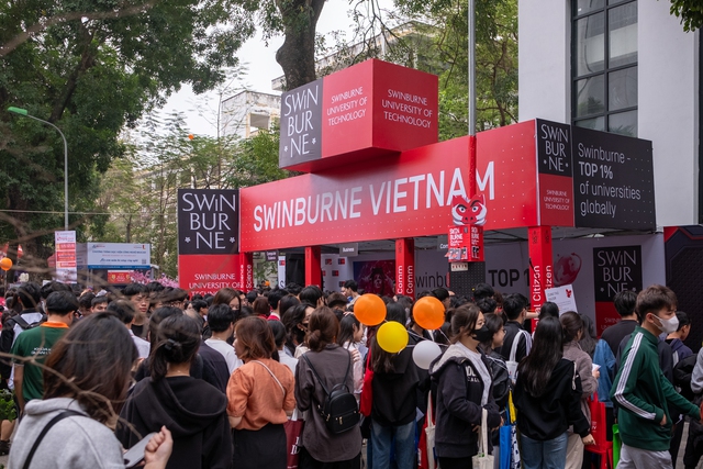 Học sinh dậy từ 6h tham gia ngày hội tư vấn tuyển sinh 2024 tại Bách khoa: Hơn 300 gian hàng và hơn thế nữa!- Ảnh 2.