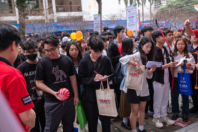 Học sinh dậy từ 6h tham gia ngày hội tư vấn tuyển sinh 2024 tại Bách khoa: Hơn 300 gian hàng và hơn thế nữa!- Ảnh 6.