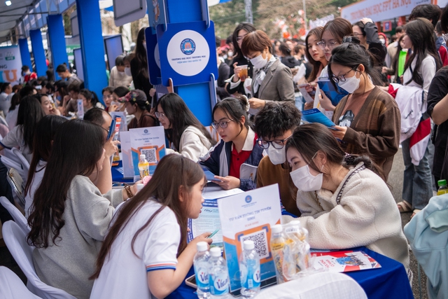 Học sinh dậy từ 6h tham gia ngày hội tư vấn tuyển sinh 2024 tại Bách khoa: Hơn 300 gian hàng và hơn thế nữa!- Ảnh 3.