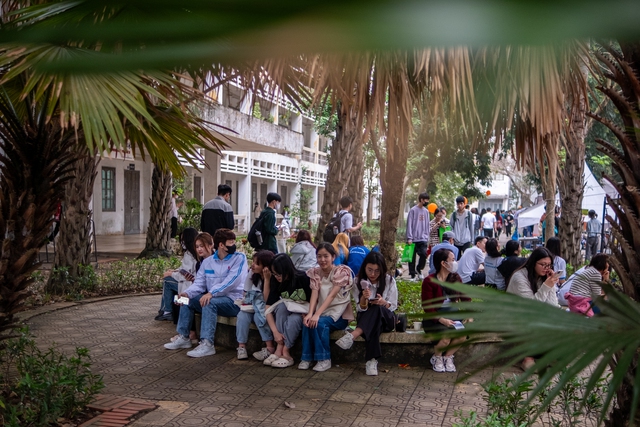 Học sinh dậy từ 6h tham gia ngày hội tư vấn tuyển sinh 2024 tại Bách khoa: Hơn 300 gian hàng và hơn thế nữa!- Ảnh 11.