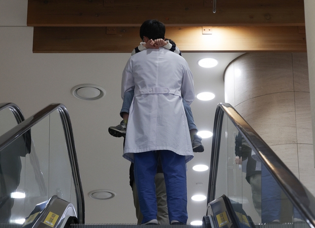 Bác sĩ tư nhân giảm giờ làm, đóng cửa phòng khám cuối tuần để biểu tình, ngành y Hàn Quốc tiếp tục bị khủng hoảng- Ảnh 1.