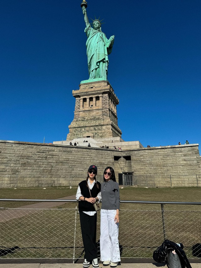 Hai cô nàng du học sinh người Việt chơi lớn đu trend HIEUTHUHAI trên màn hình LED Times Square, New York- Ảnh 3.