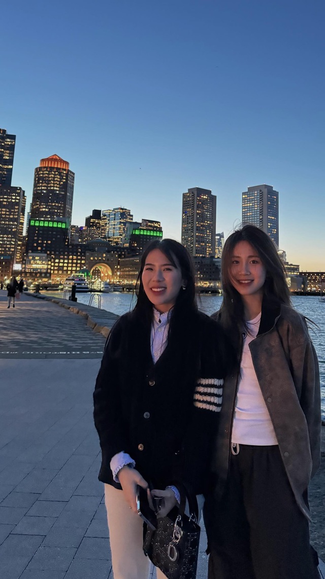 Hai cô nàng du học sinh người Việt chơi lớn đu trend HIEUTHUHAI trên màn hình LED Times Square, New York- Ảnh 1.