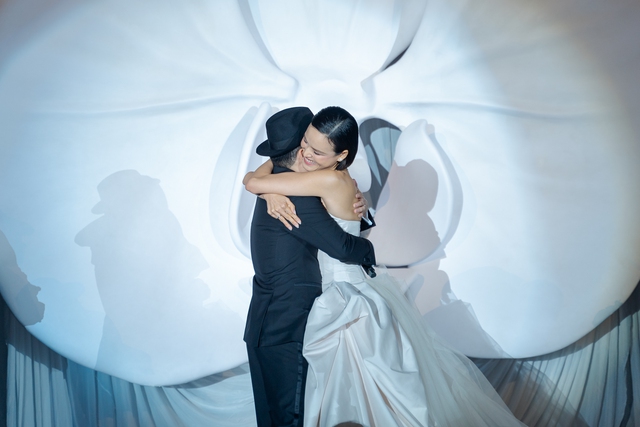 Đám cưới siêu mẫu Tuyết Lan: Cô dâu diện váy cưới gợi cảm, khoảnh khắc trên lễ đường cùng chú rể gây xúc động- Ảnh 6.