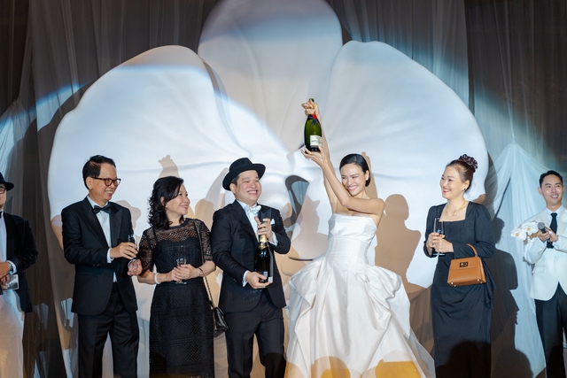 Đám cưới siêu mẫu Tuyết Lan: Cô dâu diện váy cưới gợi cảm, khoảnh khắc trên lễ đường cùng chú rể gây xúc động- Ảnh 9.