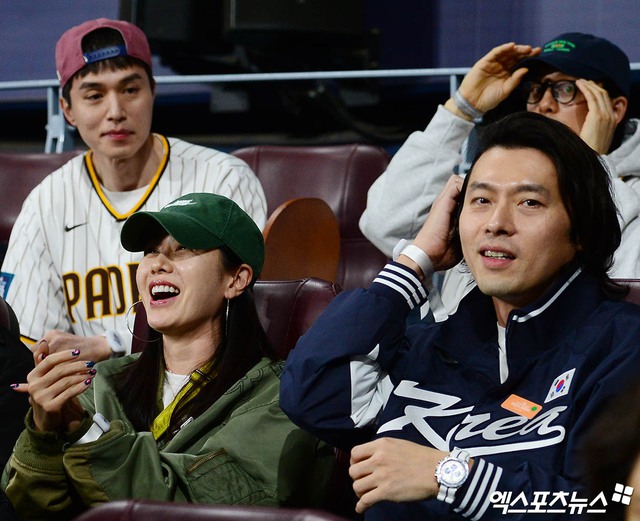 Son Ye Jin - Hyun Bin trốn con hẹn hò xem bóng chày, nhưng bất ngờ bị 1 cặp đặc biệt "cướp" spotlight!- Ảnh 2.