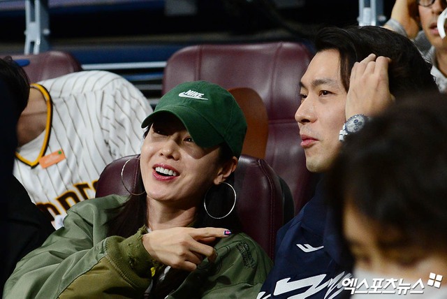 Son Ye Jin - Hyun Bin trốn con hẹn hò xem bóng chày, nhưng bất ngờ bị 1 cặp đặc biệt "cướp" spotlight!- Ảnh 1.