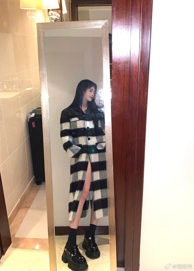 Ngắm style đời thường của mỹ nhân đẹp nhất màn ảnh Hoa ngữ hiện tại: Mê cách nàng phối đồ chuẩn "ngoan xinh yêu"- Ảnh 13.
