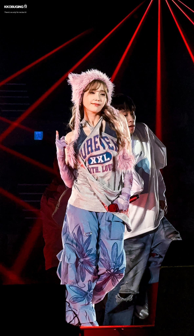 IU diễn đêm concert đầu tiên: Loạt sao ủng hộ, NewJeans làm khách mời, hé lộ cái kết mới của MV đóng với V!- Ảnh 8.