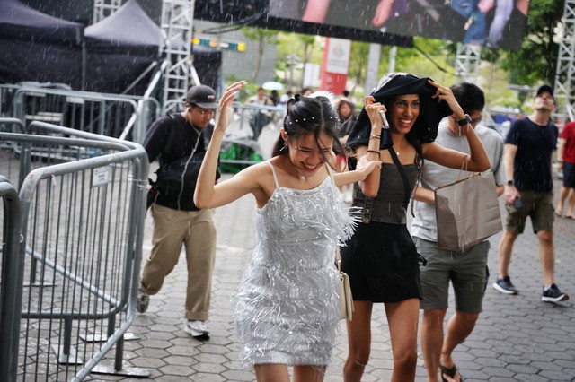 Gái xinh xả ngày ngày đầu cực "cháy" ở concert Taylor Swift: Lên đồ lồng lộn chiếm spotlight, hát 3 tiếng không thấy mệt!- Ảnh 13. Gái xinh xả ngày ngày đầu cực "cháy" ở concert Taylor Swift: Lên đồ lồng lộn chiếm spotlight, hát 3 tiếng không thấy mệt!- Ảnh 13.