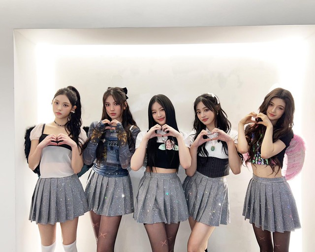 IU diễn đêm concert đầu tiên: Loạt sao ủng hộ, NewJeans làm khách mời, hé lộ cái kết mới của MV đóng với V!- Ảnh 1.