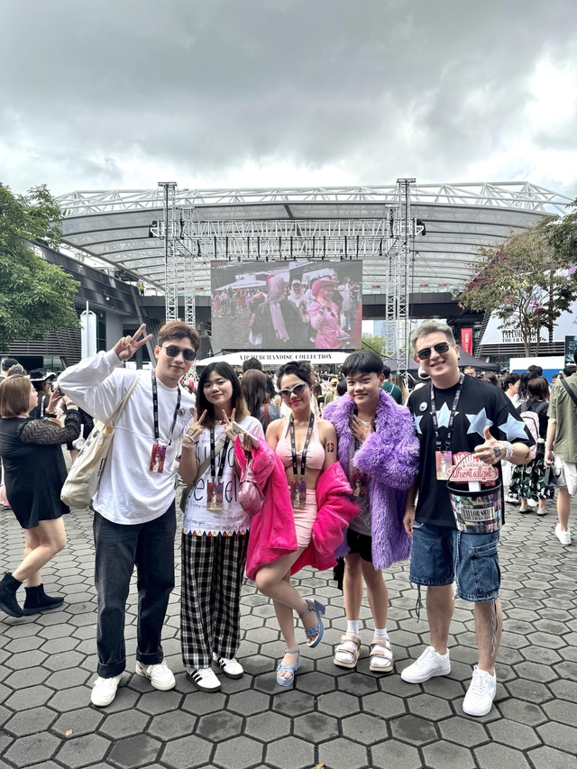 Gái xinh xả ngày ngày đầu cực "cháy" ở concert Taylor Swift: Lên đồ lồng lộn chiếm spotlight, hát 3 tiếng không thấy mệt!- Ảnh 8. Gái xinh xả ngày ngày đầu cực "cháy" ở concert Taylor Swift: Lên đồ lồng lộn chiếm spotlight, hát 3 tiếng không thấy mệt!- Ảnh 8.