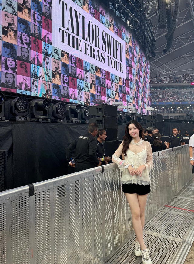 Gái xinh xả ngày ngày đầu cực "cháy" ở concert Taylor Swift: Lên đồ lồng lộn chiếm spotlight, hát 3 tiếng không thấy mệt!- Ảnh 3. Gái xinh xả ngày ngày đầu cực "cháy" ở concert Taylor Swift: Lên đồ lồng lộn chiếm spotlight, hát 3 tiếng không thấy mệt!- Ảnh 3.