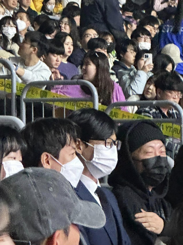 IU diễn đêm concert đầu tiên: Loạt sao ủng hộ, NewJeans làm khách mời, hé lộ cái kết mới của MV đóng với V!- Ảnh 3.