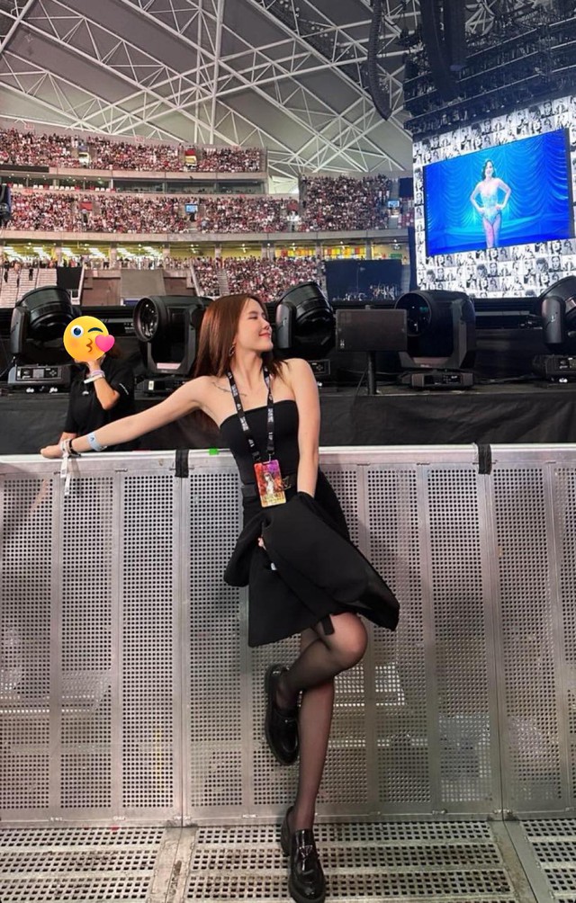 Chị em Thiều Bảo Trâm check-in concert Taylor Swift, "flex" vị trí vé xịn xò để đu idol- Ảnh 1.