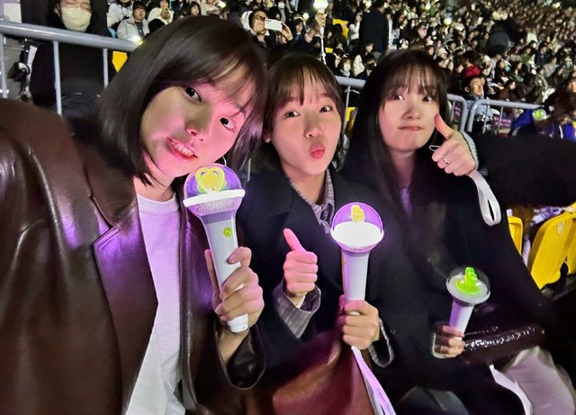 IU diễn đêm concert đầu tiên: Loạt sao ủng hộ, NewJeans làm khách mời, hé lộ cái kết mới của MV đóng với V!- Ảnh 7.