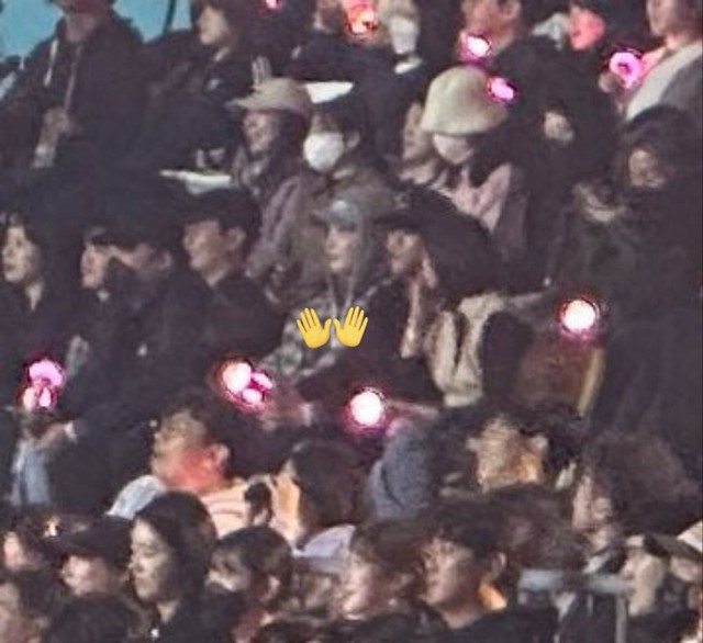 IU diễn đêm concert đầu tiên: Loạt sao ủng hộ, NewJeans làm khách mời, hé lộ cái kết mới của MV đóng với V!- Ảnh 4.
