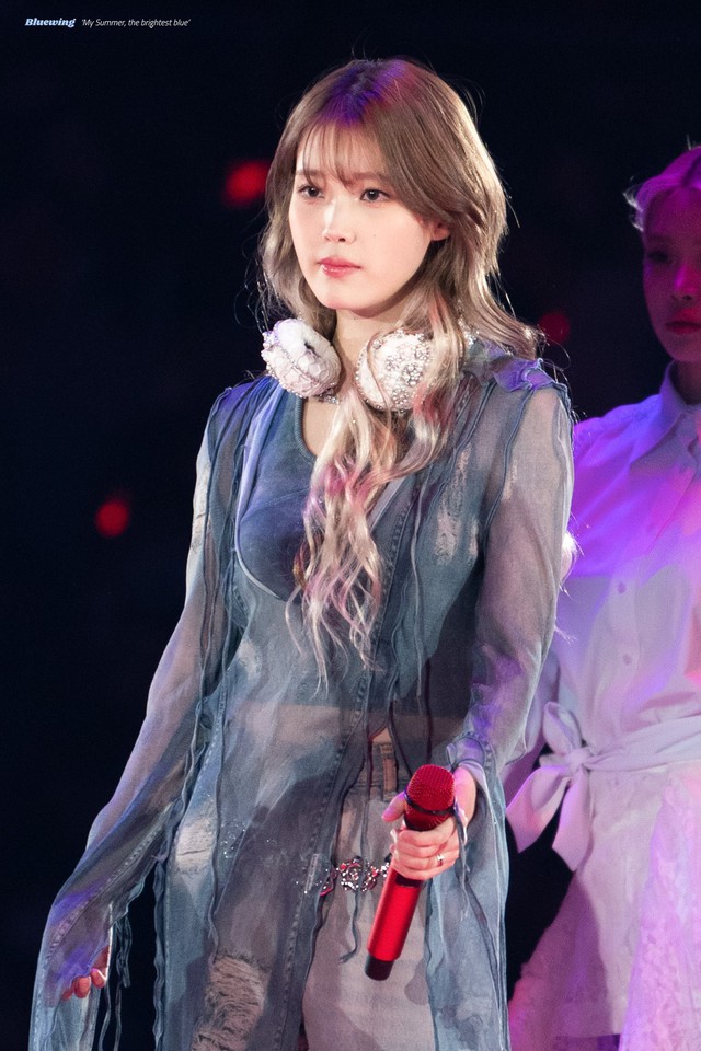 IU diễn đêm concert đầu tiên: Loạt sao ủng hộ, NewJeans làm khách mời, hé lộ cái kết mới của MV đóng với V!- Ảnh 9.