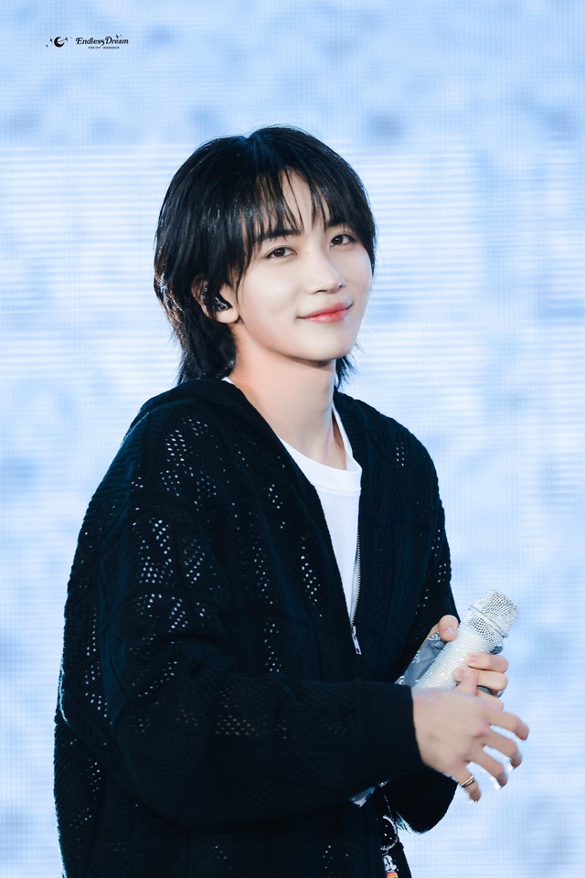 SEVENTEEN tái hợp đủ đội hình: Main vocal “quẩy” sung đến trưởng nhóm chấn thương chân nhảy ra sao?- Ảnh 8.