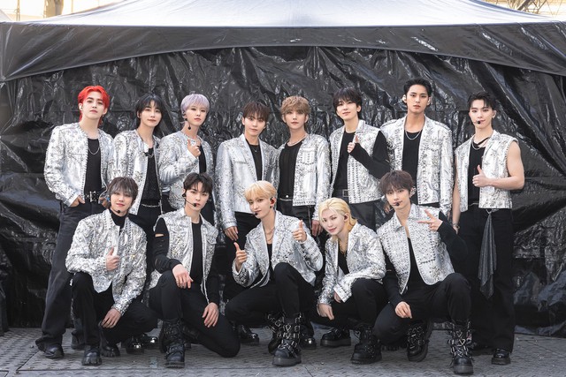SEVENTEEN tái hợp đủ đội hình: Main vocal “quẩy” sung đến trưởng nhóm chấn thương chân nhảy ra sao?- Ảnh 1.