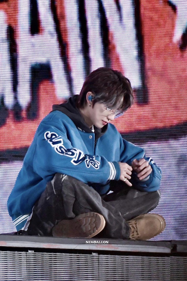 Nam idol bật khóc vì biểu diễn quá mệt, hình ảnh mất sức ngồi thụp trên sân khấu khiến fan xót xa- Ảnh 7.