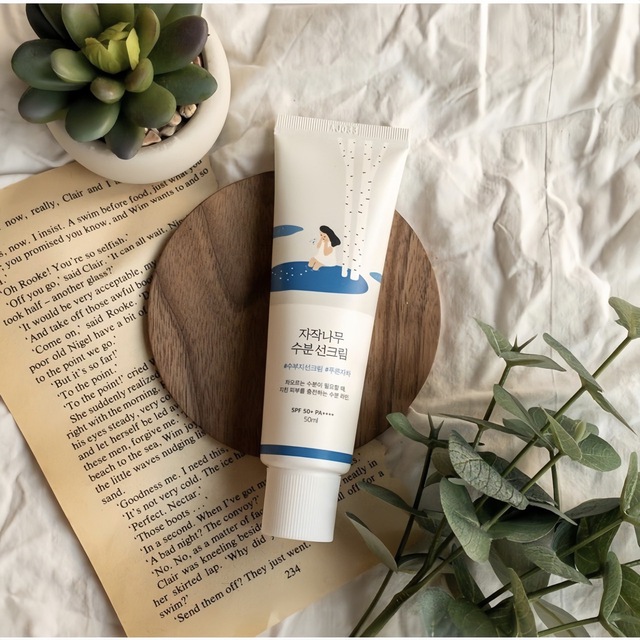 "Best seller" tại Olive Young: 5 kem chống nắng dưỡng ẩm "thần sầu", nàng dùng rồi dễ là sẽ giới thiệu cho người quen- Ảnh 3. "Best seller" tại Olive Young: 5 kem chống nắng dưỡng ẩm "thần sầu", nàng dùng rồi dễ là sẽ giới thiệu cho người quen- Ảnh 3.