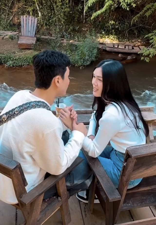 Ngọc Trinh đi du lịch cùng bạn trai ở Đà Lạt, công khai khoảnh khắc "khoá môi" ngọt ngào- Ảnh 2.