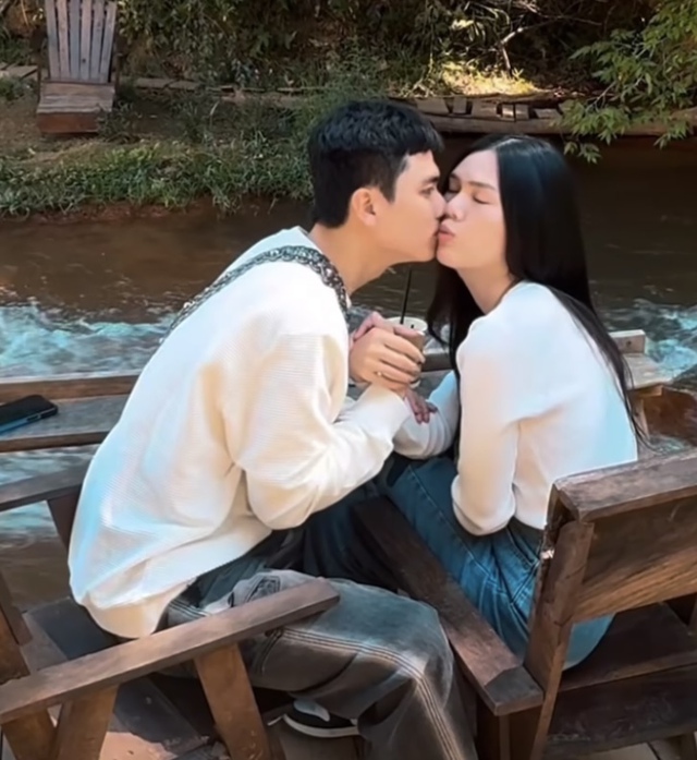 Ngọc Trinh đi du lịch cùng bạn trai ở Đà Lạt, công khai khoảnh khắc "khoá môi" ngọt ngào- Ảnh 3.
