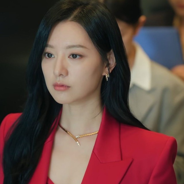 Kim Ji Won lên đồ "báo thù" gần 1,3 tỷ trong tập 7 “Queen of Tears”: Đỏ rực hừng hực để dằn mặt chồng- Ảnh 5.