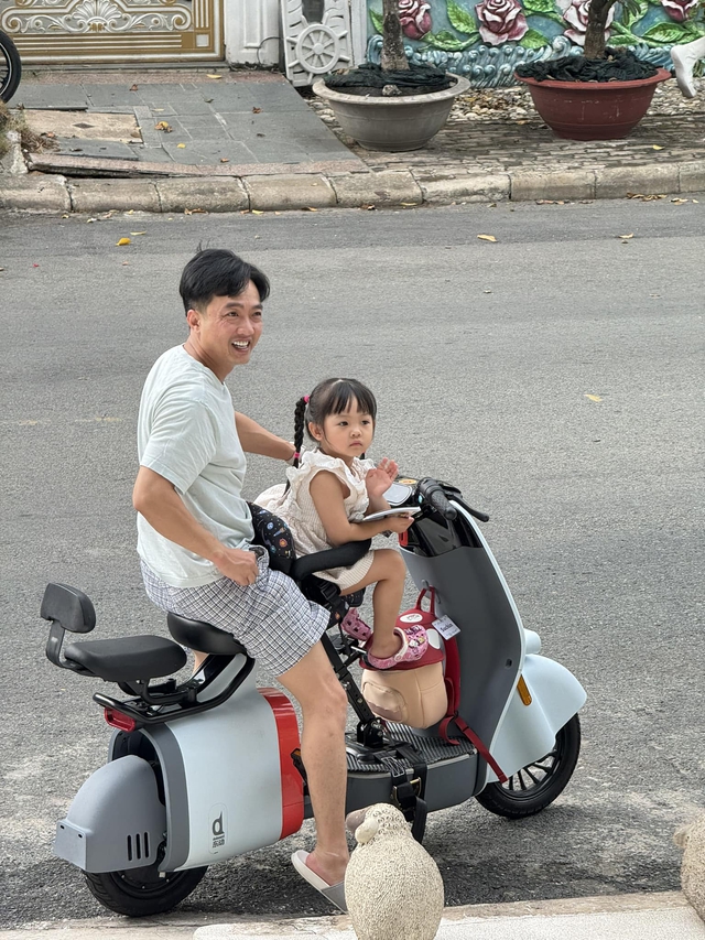 Hình ảnh giản dị của đại gia Cường Đô La: Mặc quần "xà lỏn", đi dép lê, chở con đi học bằng xe hai bánh- Ảnh 1.