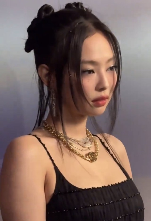 "Sốc visual" Jennie ở Paris Fashion Week: Hóa búp bê vừa sang chảnh vừa đáng yêu, chiến thần "chấp" hết sạch cam thường là đây!- Ảnh 9.