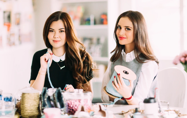 Đứng sau trend kẹp tóc hoa sứ là "đế chế" phụ kiện "bỏ bùa" gái xinh toàn cầu: Phái nữ rất yêu- Ảnh 1. Đứng sau trend kẹp tóc hoa sứ là "đế chế" phụ kiện "bỏ bùa" gái xinh toàn cầu: Phái nữ rất yêu- Ảnh 1.