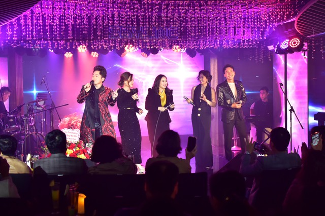 Chồng Tây và con gái ra Hà Nội ủng hộ Thu Phượng làm show sau 10 năm biến cố- Ảnh 4.
