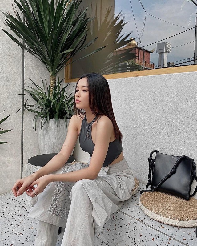 Bích Phương "cưa sừng làm nghé" với style quá cool: Chị em 30+ học theo, kiểu gì cũng trẻ ra ít nhất 5 tuổi- Ảnh 6. Bích Phương "cưa sừng làm nghé" với style quá cool: Chị em 30+ học theo, kiểu gì cũng trẻ ra ít nhất 5 tuổi- Ảnh 6.