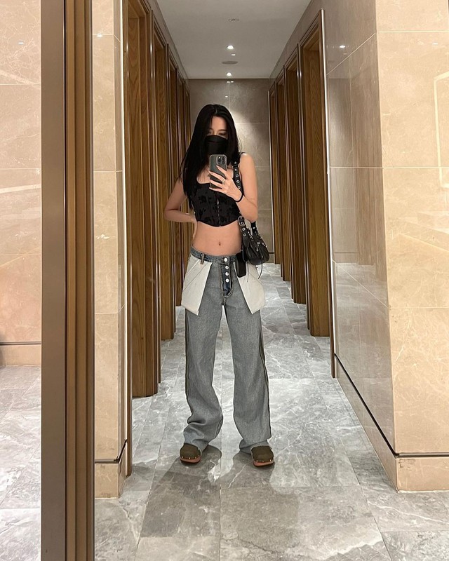 Bích Phương "cưa sừng làm nghé" với style quá cool: Chị em 30+ học theo, kiểu gì cũng trẻ ra ít nhất 5 tuổi- Ảnh 3. Bích Phương "cưa sừng làm nghé" với style quá cool: Chị em 30+ học theo, kiểu gì cũng trẻ ra ít nhất 5 tuổi- Ảnh 3.
